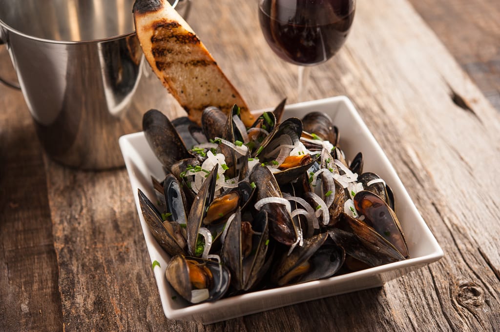 fresh mussels in red sauce